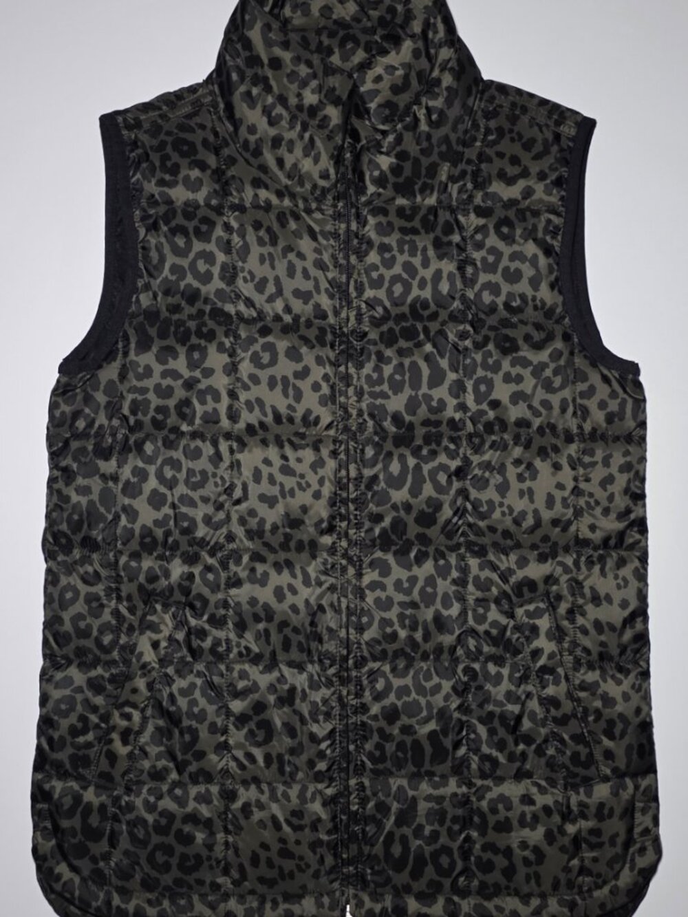 Gap Womens Army Green and Black Leopard Print Recycled Puffer Vest Size XS